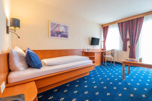 a hotel room with a bed and a desk at Hotel Tia Monte Nauders in Nauders