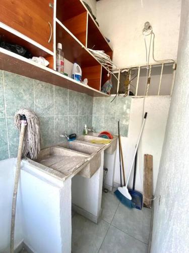 una cocina con fregadero y 2 bates de béisbol en 2023 Apartamento Amoblado Múltiple Nogales, en Santa Marta
