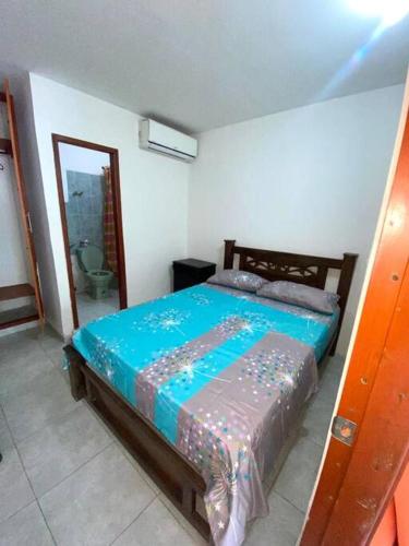 1 dormitorio con 1 cama en una habitación con espejo en 2023 Apartamento Amoblado Múltiple Nogales, en Santa Marta