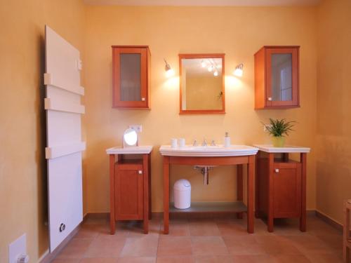 a bathroom with two sinks and a mirror at Ferienwohnung Böck, Wengen im Allgäu in Weitnau