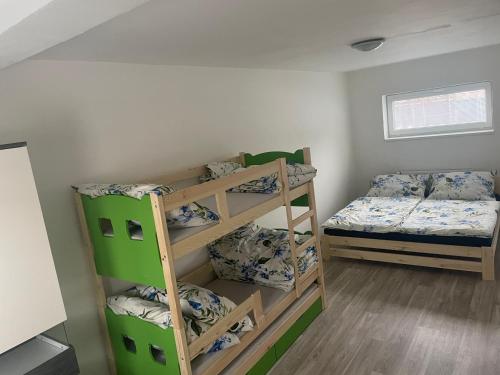 Zimmer mit 2 Etagenbetten und einem Bett in der Unterkunft V uličce in Velké Losiny