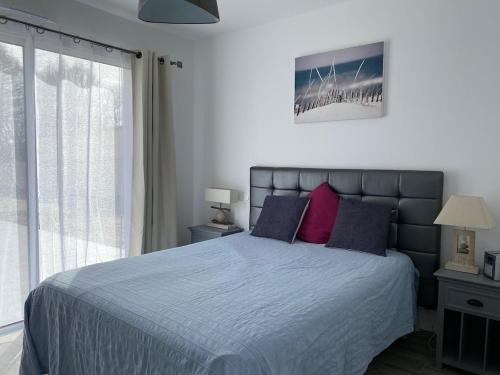 ein Schlafzimmer mit einem großen Bett mit lila Kissen in der Unterkunft new architect villa with large terrace and patio 800 m from the sea in Vaux-sur-Mer