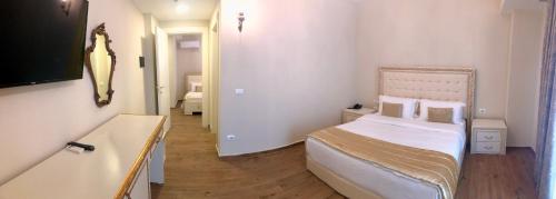 Postel nebo postele na pokoji v ubytování Hotel Empire Albania