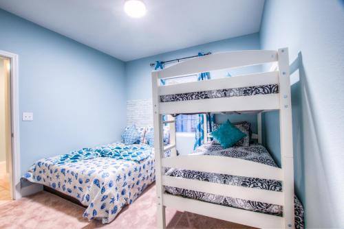 A bed or beds in a room at Laketown Wharf 1530 By Aneliya