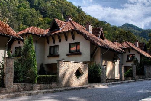 une maison sur le côté d'une route à côté d'une montagne dans l'établissement Балкан вили, à Ribarica