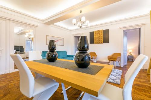 une salle à manger et un salon avec une table et des chaises dans l'établissement le cote d'or, à Dijon