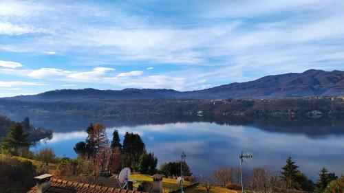 uitzicht op een meer met bergen op de achtergrond bij Casa Zoe in Ameno
