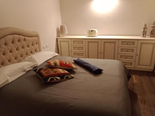 sypialnia z łóżkiem z 2 poduszkami w obiekcie Bercos deluxe w mieście Prato