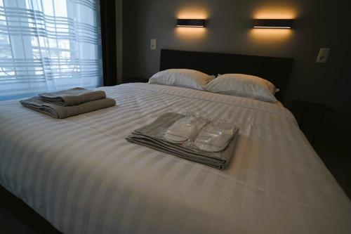 Una cama o camas en una habitación de Cesar Palace