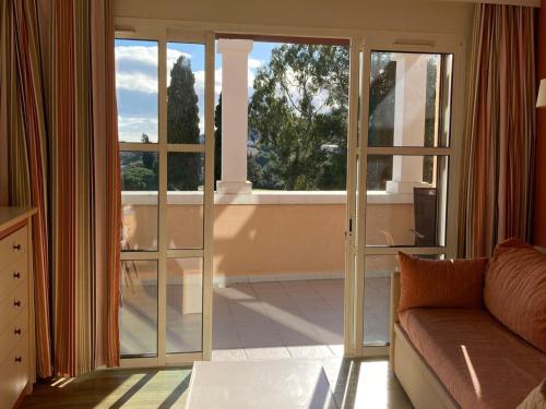 Appartement 3 pièces avec terrasse, piscine et parking à Saint-Raphaël - FR-1-504-606