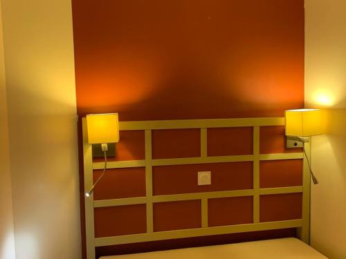 une chambre avec deux lumières sur le mur dans l'établissement 2 Pièces avec Terrasse et Piscine à Saint-Raphaël - FR-1-504-612, à Saint-Raphaël
