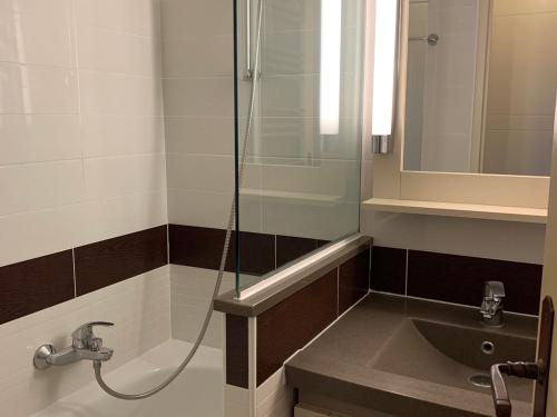 une salle de bain avec douche et lavabo dans l'établissement 2 Pièces avec Terrasse et Piscine à Saint-Raphaël - FR-1-504-612, à Saint-Raphaël