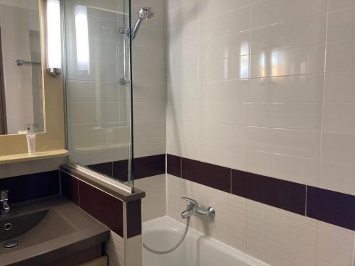 une salle de bain avec douche et lavabo dans l'établissement Studio à Saint-Raphaël avec terrasse et piscine - FR-1-504-609, à Saint-Raphaël