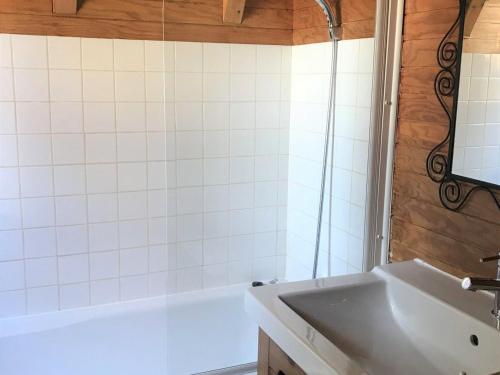Ένα μπάνιο στο Chalet 3 pièces pour 6 personnes à La Joue du Loup, Proche Pistes et Commerces - FR-1-504-620