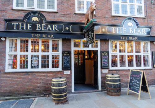 霍舍姆Talbot Lane Cottage Horsham By My Getaways的一栋正面有熊图案的建筑