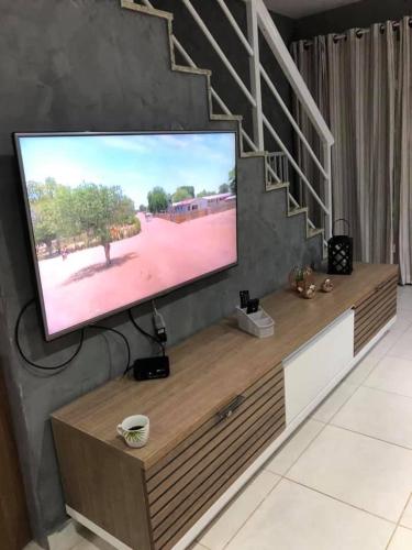 Televisyen dan/atau pusat hiburan di Residencial a Beira Mar Pero