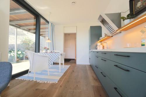 Dapur atau dapur kecil di Moderne Ferienwohnung in ruhiger, grüner Lage von Eckernförde