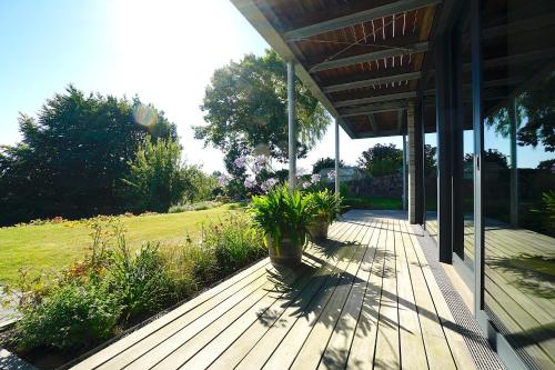 Taman di luar Moderne Ferienwohnung in ruhiger, grüner Lage von Eckernförde