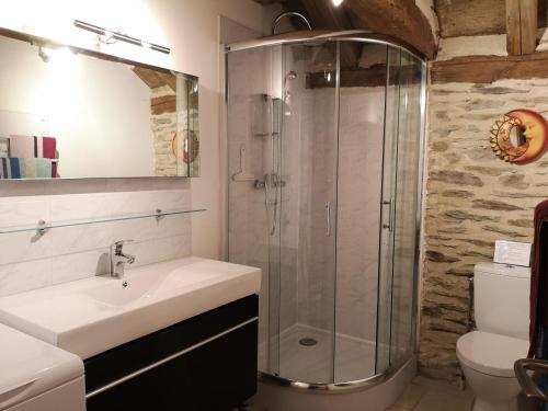 une salle de bain avec un lavabo et une douche dans l'établissement Gite Castagnere 4* en Cévennes, à Aujac