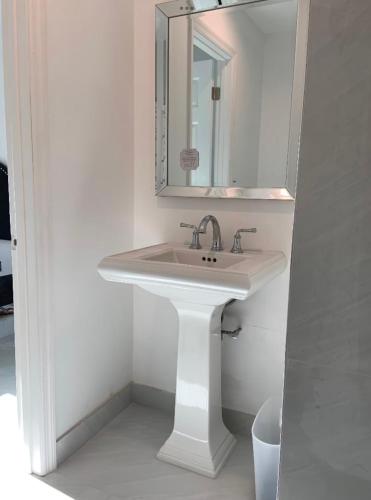 room & private bathroom – Photos 3
