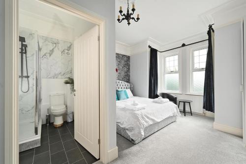 1 dormitorio con 1 cama y baño con aseo en NORTHRISE RETREAT, en Hastings