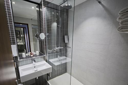 Ένα μπάνιο στο Holiday Inn Clermont Ferrand Centre by IHG