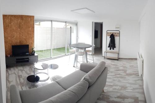 - un salon avec un canapé et une table dans l'établissement Joli appartement 2 chambres à Martigues, à Martigues