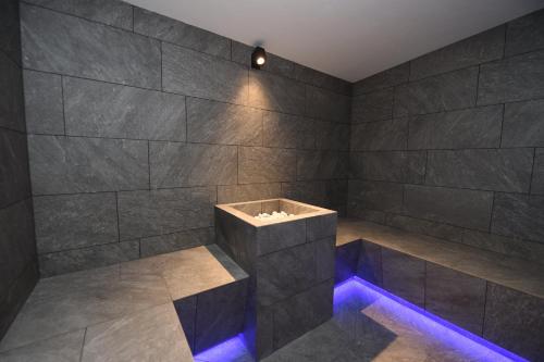 a bathroom with a bath tub with blue lights at Les Ciases Chalets Dolomites in San Vigilio Di Marebbe