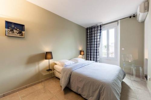 une chambre avec un lit et une fenêtre dans l'établissement Le Protis, à Marseille