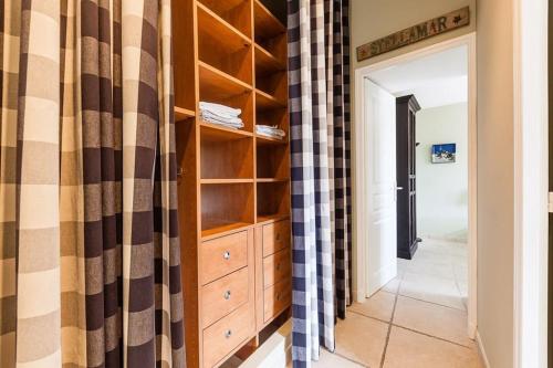 - un couloir avec une commode et une porte avec des rideaux dans l'établissement Le Protis, à Marseille