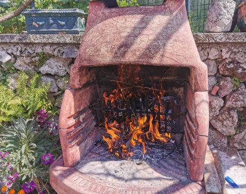 um forno de tijolos com um fogo dentro dele em Residence Eden em Furore