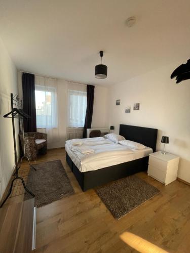 a bedroom with a bed and a living room at Schickes 2 Zimmer-Cityapartment Bielefeld Mitte in Bielefeld