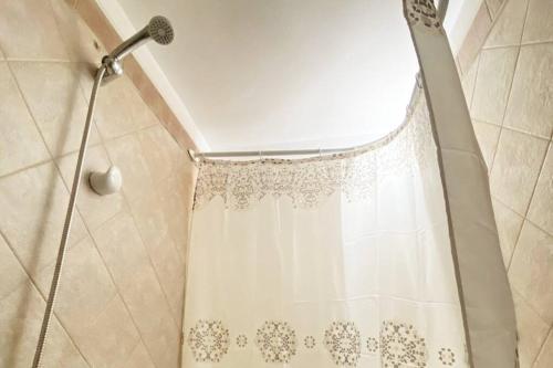 y baño con ducha con cortina blanca. en CORD0305 Super Lindo Departamento a metros del Obelisco en Buenos Aires