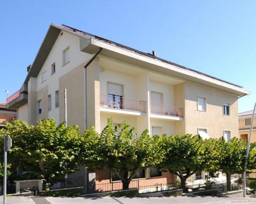 ein Gebäude mit Bäumen davor in der Unterkunft Hotel Perugina in Chianciano Terme