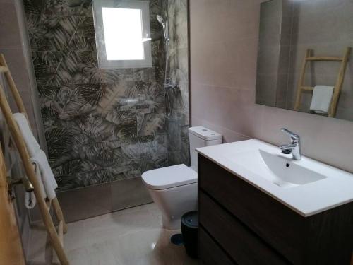 La salle de bains est pourvue d'un lavabo, de toilettes et d'une douche. dans l'établissement Atico Duque Gran Terraza Parking Free, à Carthagène
