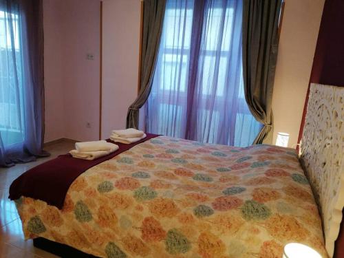- une chambre avec un grand lit en face des fenêtres dans l'établissement Atico Duque Gran Terraza Parking Free, à Carthagène