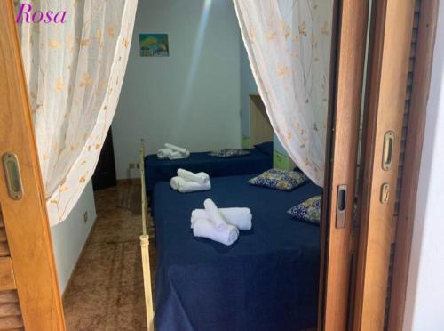 twee bedden in een stapelkamer met handdoeken erop bij Stella del Mattino in Lipari