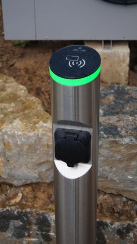 a metal pole with a green circle on top of it at Gästehaus Winzerhof am Schlierbach in Weiler bei Weinsberg