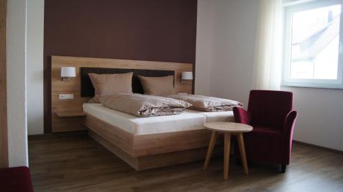 Un pat sau paturi într-o cameră la Gästehaus Winzerhof am Schlierbach