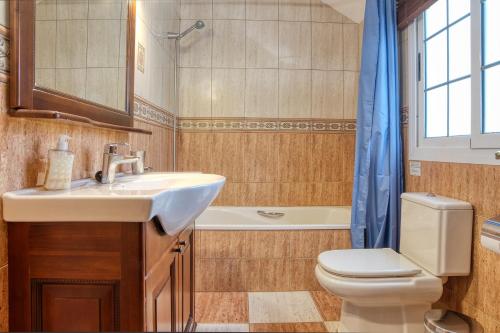 a bathroom with a sink and a toilet and a tub at Casa El Paraiso in Tías