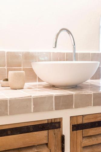 - un évier blanc sur un comptoir dans la cuisine dans l'établissement Mas du Vallon, à Oppède