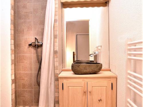 ein Badezimmer mit Waschbecken und Dusche in der Unterkunft Duplex rénové 4 pers. avec terrasse - Résidence Les Chalets d'Aurouze, La Joue du Loup - FR-1-504-553 in Le Dévoluy