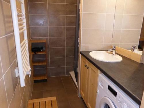 une salle de bain avec un lavabo et une machine à laver dans l'établissement Duplex 4P au Centre du Village - Balcon Sud, Proche Navettes - FR-1-629-13, à Samoëns