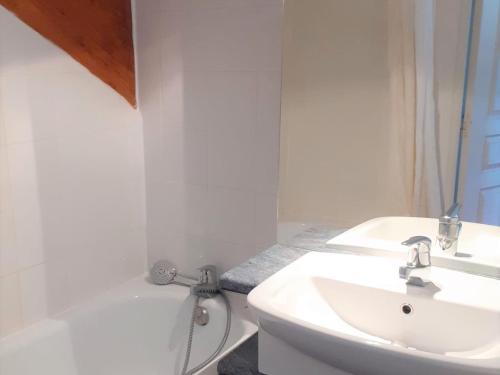 une salle de bain avec un lavabo, des toilettes et une baignoire dans l'établissement Appartement Cozy 2 Pièces pour 4 Pers. avec Balcon - Résidence Les Chalets d'Aurouze, La Joue du Loup - FR-1-504-590, à Saint-Étienne-en-Dévoluy