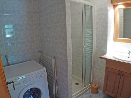y baño con lavadora y ducha. en Appartement Samoëns, 3 pièces, 8 personnes - FR-1-629-4 en Samoëns
