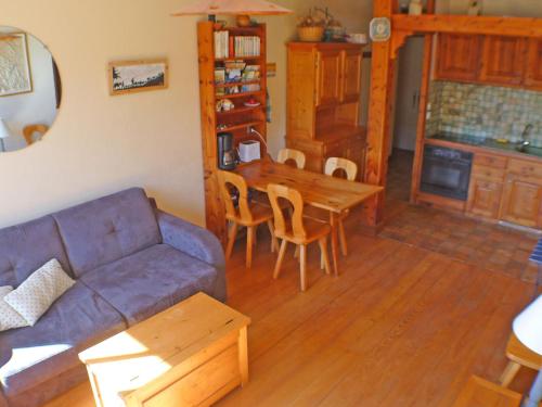 un salon avec un canapé et une table dans l'établissement Appartement 3 pièces avec parking et vue montagne à Samoëns - FR-1-629-52, à Samoëns