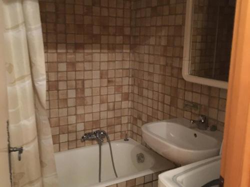 une salle de bain avec une baignoire et un lavabo dans l'établissement Appartement 3 pièces avec parking et vue montagne à Samoëns - FR-1-629-52, à Samoëns