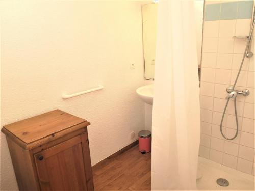 een badkamer met een douche, een toilet en een wastafel bij Studio La Joue du Loup, 1 pièce, 4 personnes - FR-1-504-581 in Le Dévoluy