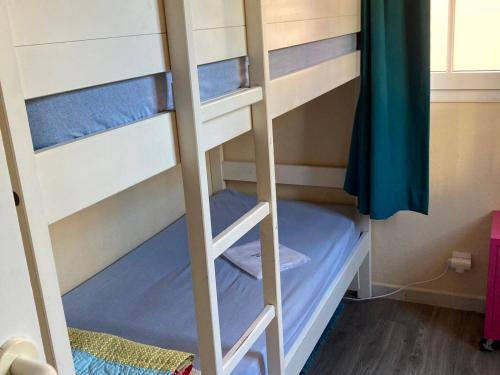 Ce lit superposé se trouve dans un dortoir doté de lits superposés. dans l'établissement 3 pièces avec piscine et parking à Saint-Raphaël - FR-1-504-591, à Saint-Raphaël