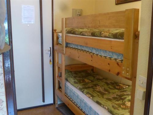 une chambre avec deux lits superposés dans une pièce dans l'établissement Studio au centre du village de Samoëns, avec balcon, proche ski-bus, animaux acceptés - FR-1-629-56, à Samoëns